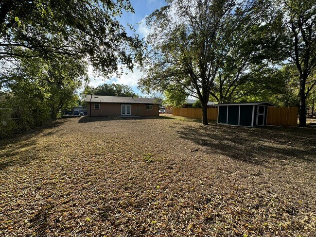 Foto del edificio - 3 bedroom 1.5 bathroom house!