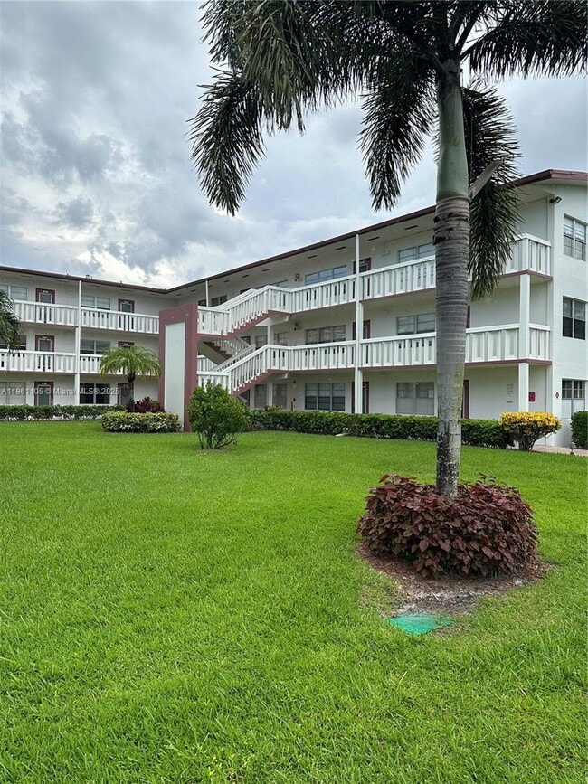 Building Photo - 599 Fanshaw N