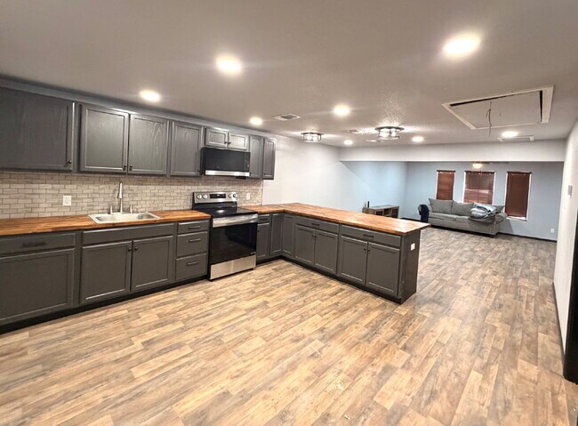 Foto del edificio - 4 bed 4 bath close to South plains college!