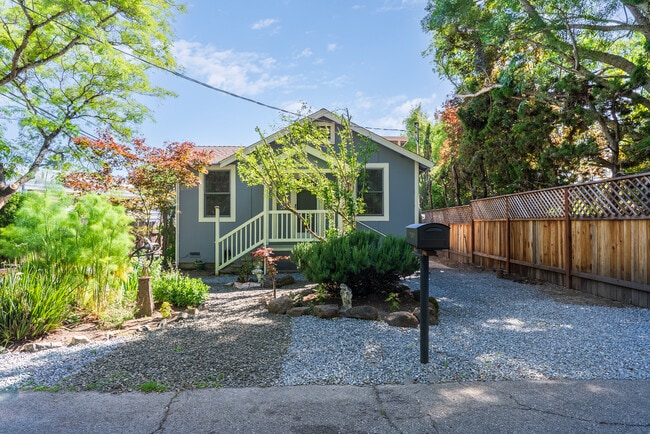 Building Photo - 9558 Frederica Ave