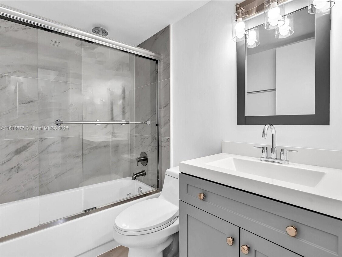 Foto principal - 1740 NW N River Dr