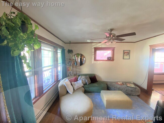 Foto del edificio - Winter Hill 2 BR - Steps Winter Hill Brewing