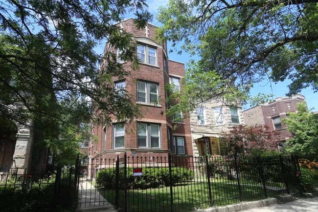 Building Photo - 1436 W Belle Plaine Ave
