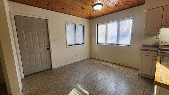 Building Photo - Available January 15th - 2 Bedroom, 1 Bathroom Single Family Home