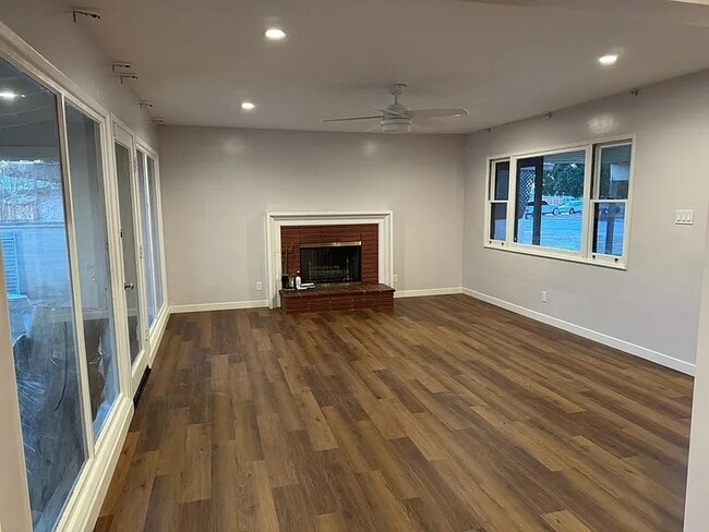 Foto del edificio - 2718 Lancaster Dr