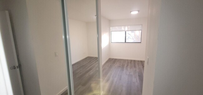 Building Photo - 2br2ba Condo