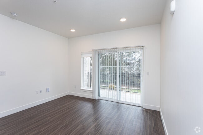 2BR, 2BA - 986SF - Living Room - Onyx Apartments