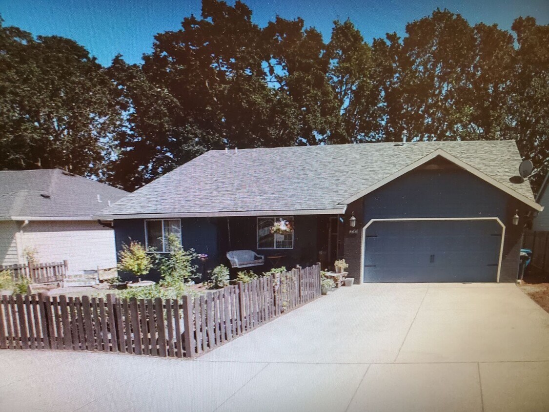 Primary Photo - 3bd/2ba AVAILABLE NOW!! Spacious 3 bedroom...