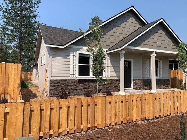 Building Photo - Beautiful home in Sisters