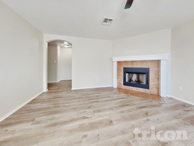 Foto del edificio - 228 Fall Creek Dr