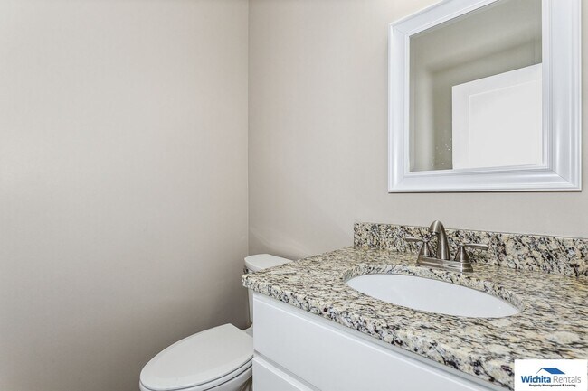 Foto del edificio - Newer 4 bedroom, 2.5 bath duplex NE Wichita