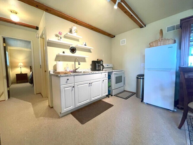 Building Photo - Cozy Apartment-All utilities paid in Lake ...