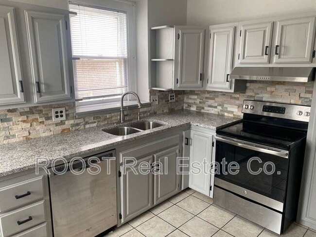 Building Photo - 1701-1707 N. Summit Street