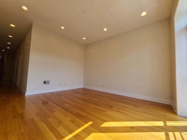 Building Photo - 3 bedroom in Chicago IL 60657