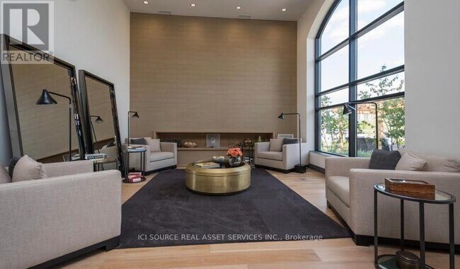 Photo du bâtiment - 240 Villagewalk Blvd