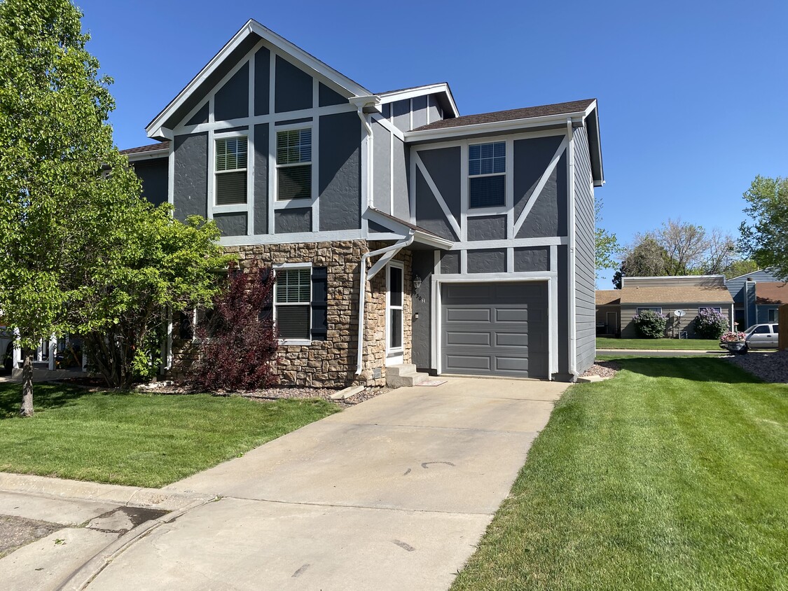 Front w Garage - 930 W 133rd Cir