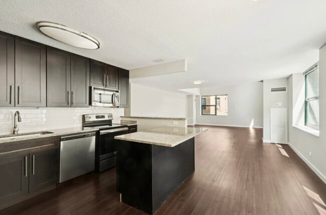 Photo - 666 N Dearborn St Apartment