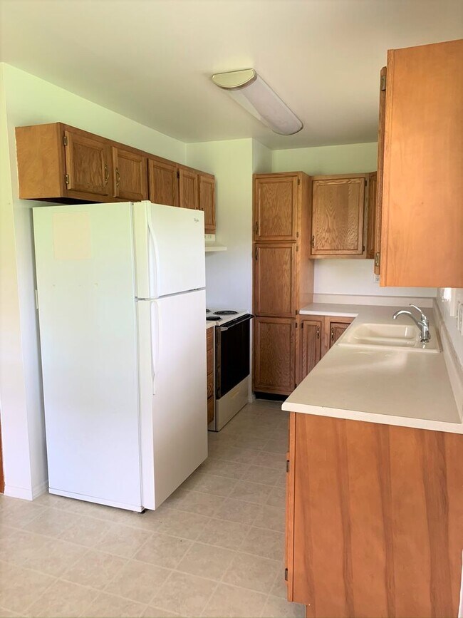 Building Photo - 3 Bedroom Close to Lewis Gale Hospital