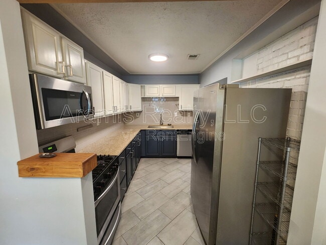 Building Photo - 1222 Crestwood Dr SE