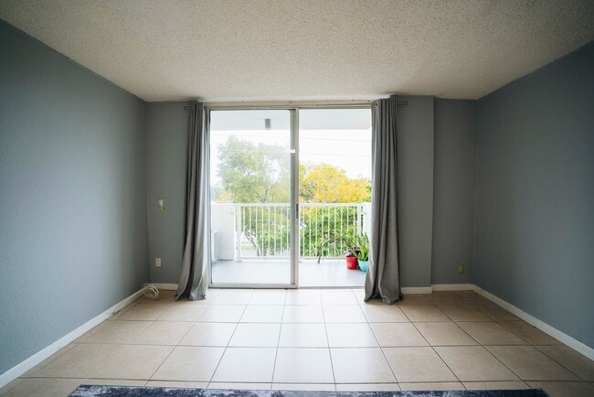 Building Photo - 2000 NE 135th St