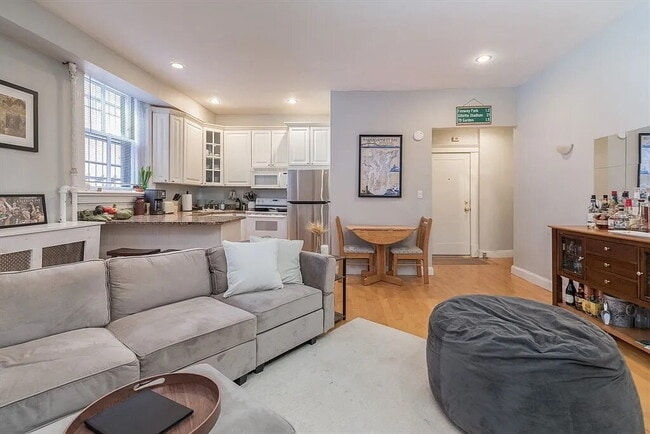 Building Photo - Modern Unit in Prime Location