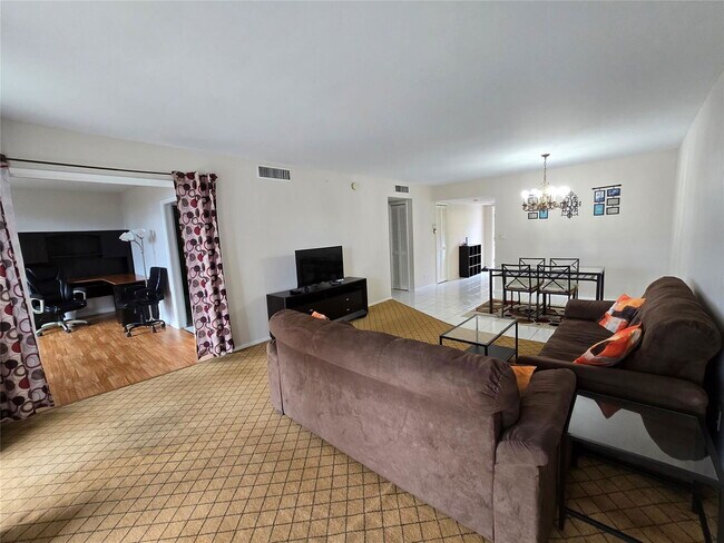 Foto del edificio - 605 Oaks Dr