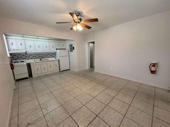 Building Photo - 301 Sharar Ave