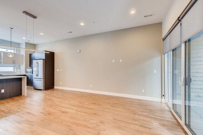 Building Photo - Modern 2 Bed + Office Townhome