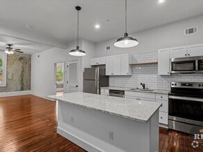 Building Photo - 212 7th St