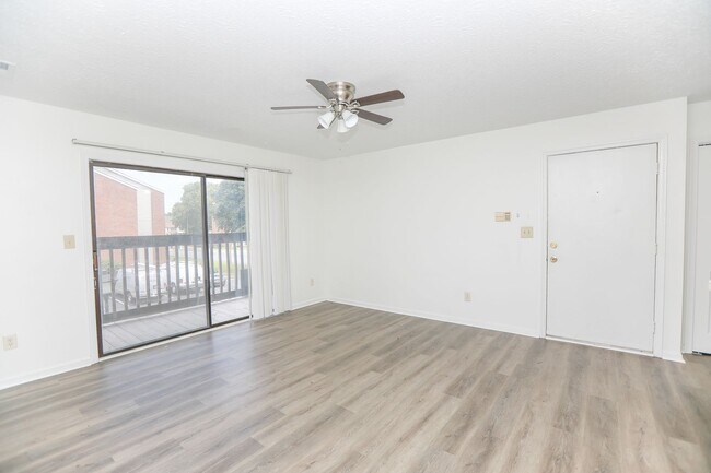 Foto del edificio - "Low Maintenance Living" In Prime Hampton Roads Area