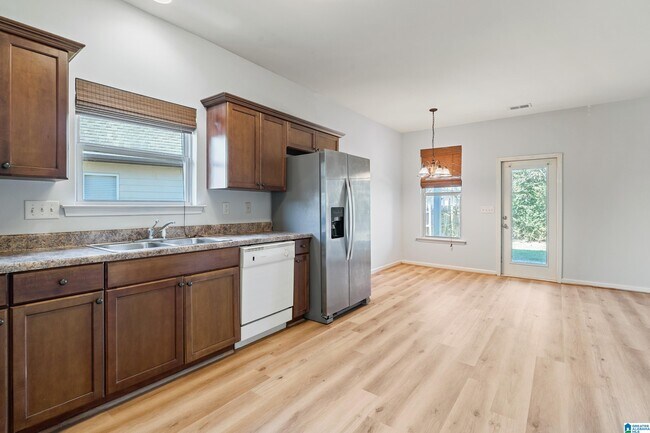 Foto del edificio - 2118 Adkins Pl