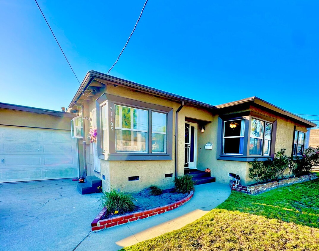 Primary Photo - 3 Bedroom and 1 Bathroom SFH with spacious...