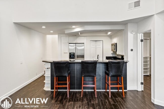 Foto del edificio - Beautifully Upgraded 2 Bed, 2 Bath + Den W...