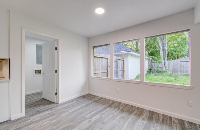 Foto del edificio - 534 Robert E Lee Dr