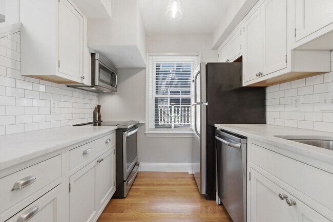 Building Photo - 64 Sullivan St