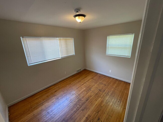 Foto del edificio - 7514 Montrose St