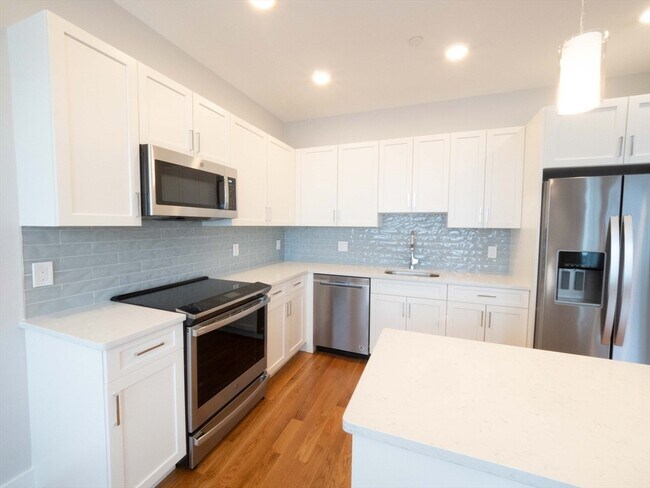 Building Photo - 142 Coolidge St