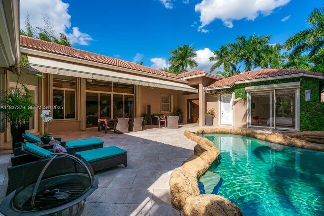 Foto del edificio - 2535 Golf View Dr