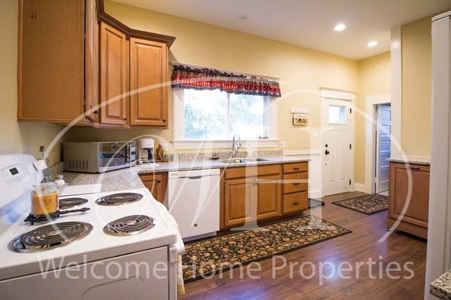 Building Photo - Beautiful Classic Home in East Walla Walla