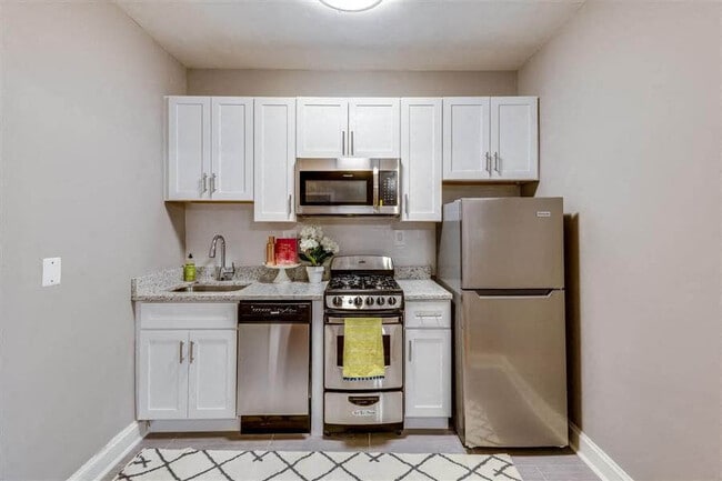 Studio kitchen (staged) - The York and Potomac Park