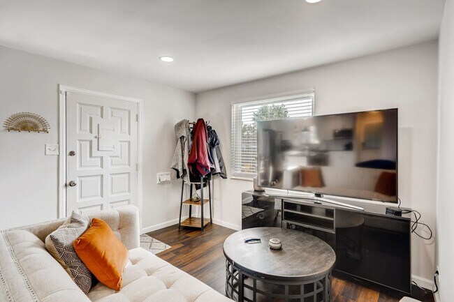 Foto del edificio - **Fully Remolded 4 bedroom 2 bath home for...