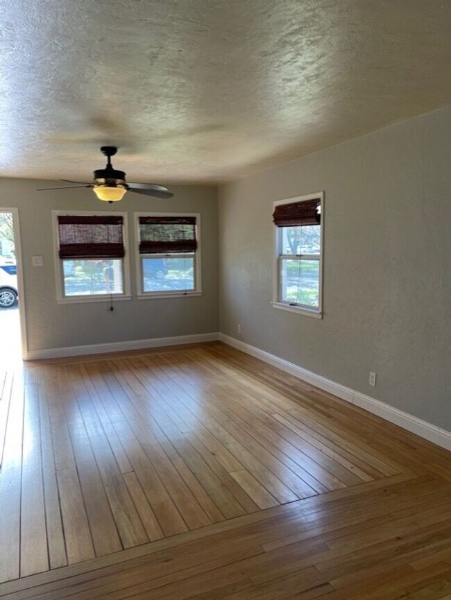 Foto del edificio - One of a kind Garden Tract home- Detached Garage