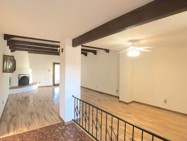 Foto del edificio - Spacious 2BR/2BA located on Golf Course in Rio Communities. Hardwood floors in living space. 2 Ca...
