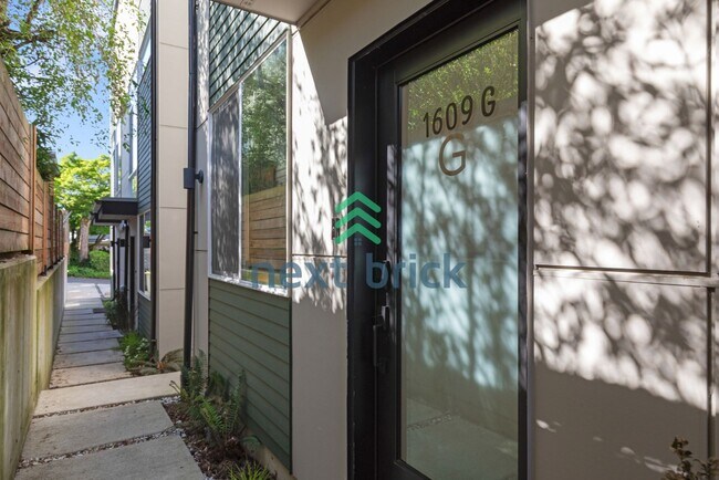 Foto del edificio - Chic Urban Living: 2-Bed, 2-Bath Townhouse Retreat in Seattle's Heart!