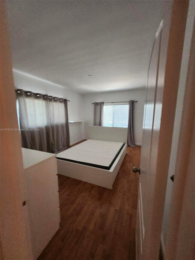 Foto del edificio - 32 Camden Dr