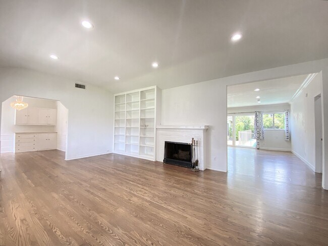 Building Photo - 2+2 Charming House with Pool Located in th...
