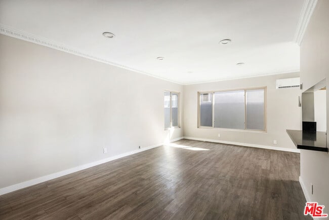 Building Photo - 925 N Curson Ave