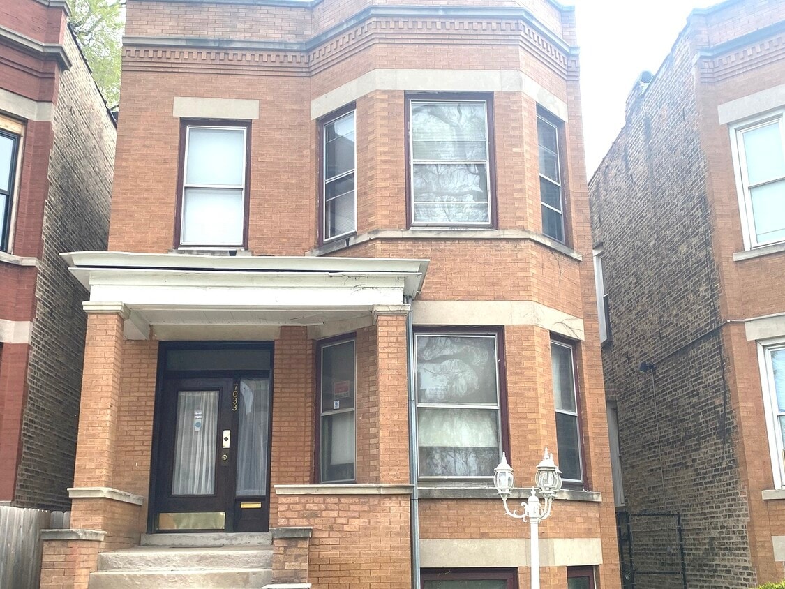 Primary Photo - 7033 S Emerald Ave