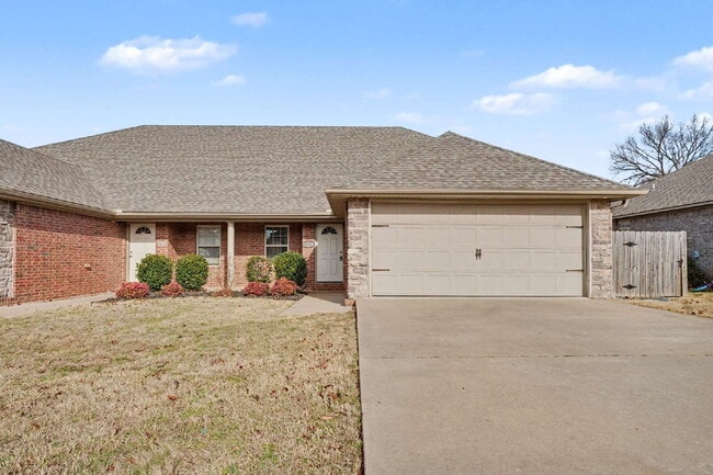 Spacious 3-Bed Duplex in Bentonville with Granite Elegance – Your Ideal Home Awaits! - Spacious 3-Bed Duplex in Bentonville with Granite Elegance – Your Ideal Home Awaits!