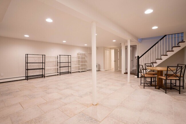 Building Photo - Spectacular Newton home with amazing features and location available 7/1/26 with July & August re...